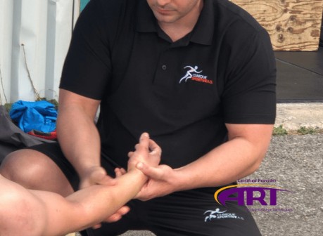 Thérapeute ART effectuant un traitement lors d'une compétition de Crossfit à Sainte-Julie. 