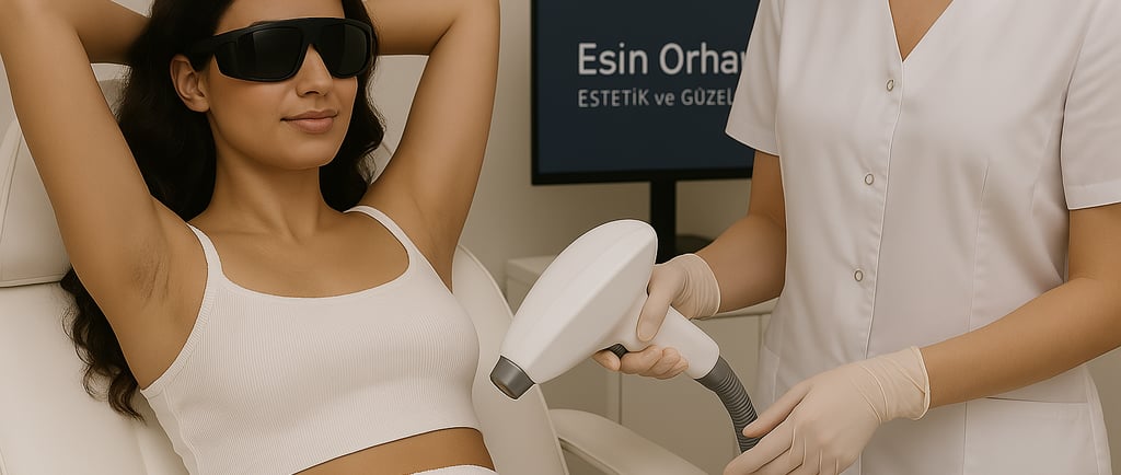 Bikini bölgesi lazer epilasyonunda steril ortamda hizmet alan kadın danışan