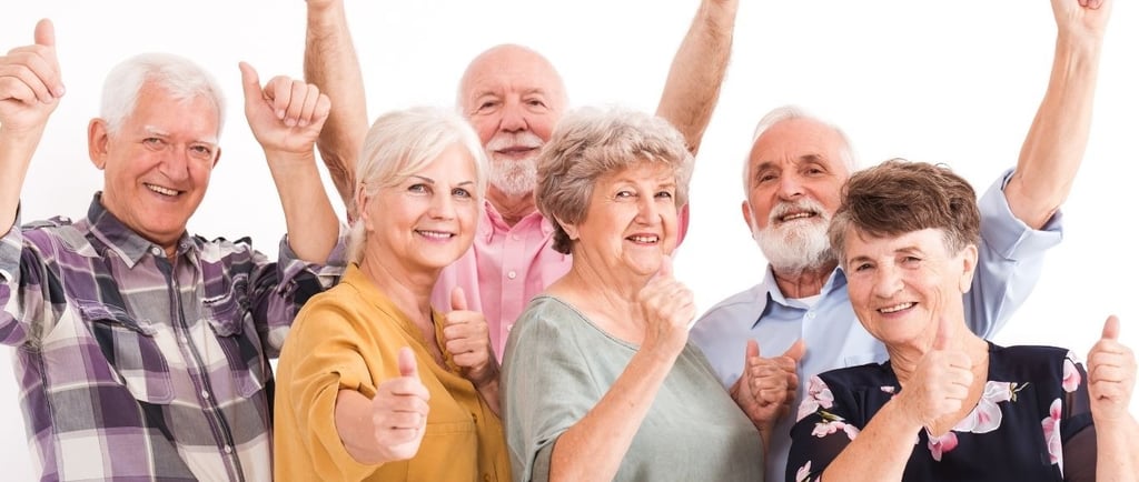 gruppo di anziani esultano positivamente
