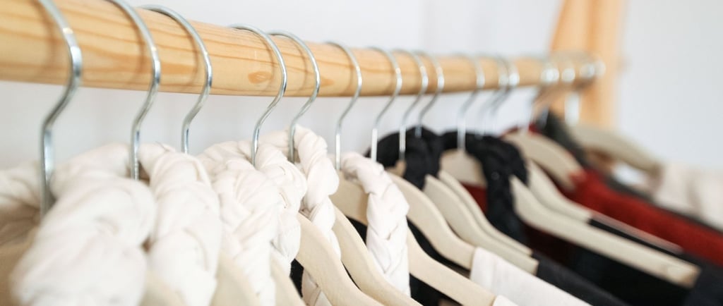 Vêtement prêt à porter sur cintres