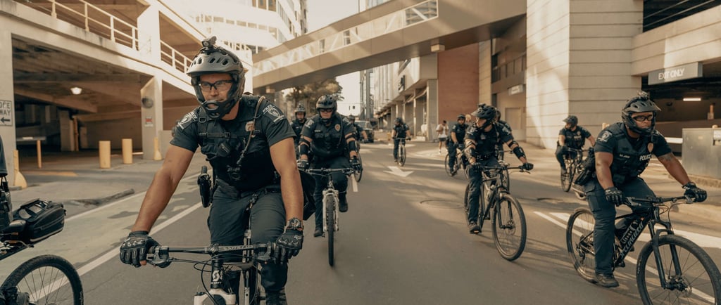 policiais em bicicletas