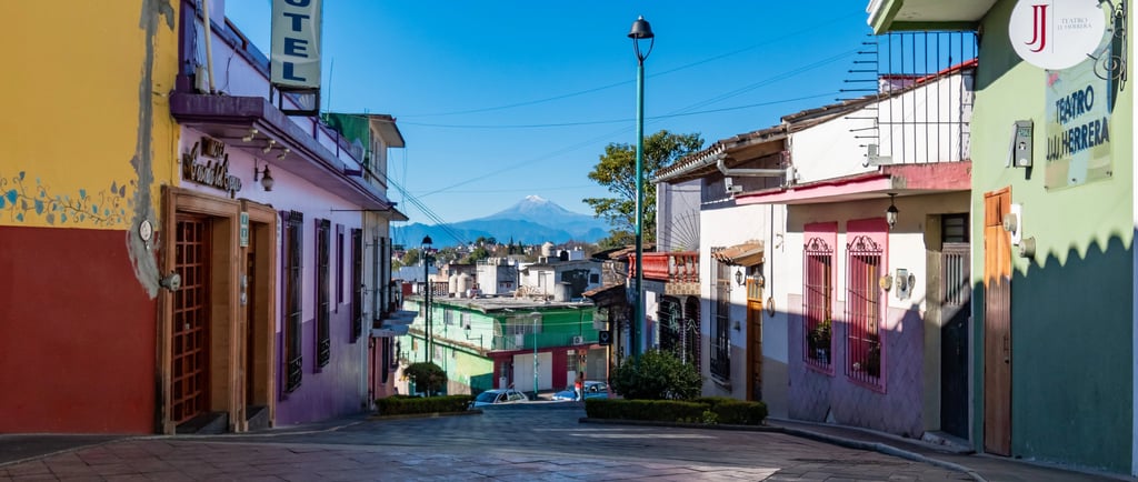 Calle en Xalapa Veracruz viendo al Pico de Orizaba