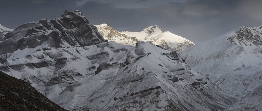 An avalanche on the Himalayan peak Yalung Ri in Nepal has left three climbers dead and eight others missing