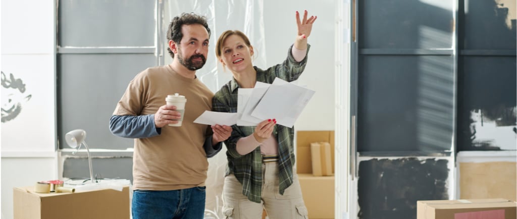 deux personnes qui planifient des rénovations