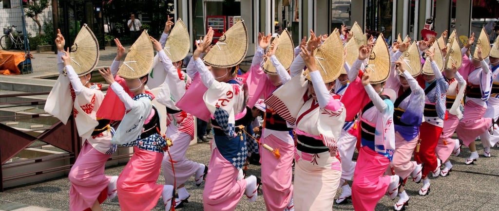 Photo de femmes dansant en kimono rose et coiffé d'un chapeau en paille plié en deux