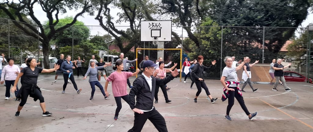 comunidade se reúne na praça para o Tai Chi - Curitiba Jd. das Américas