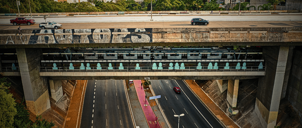 paisagem urbana onde vários o transporte coletivo, o individual, e o estão presentes
