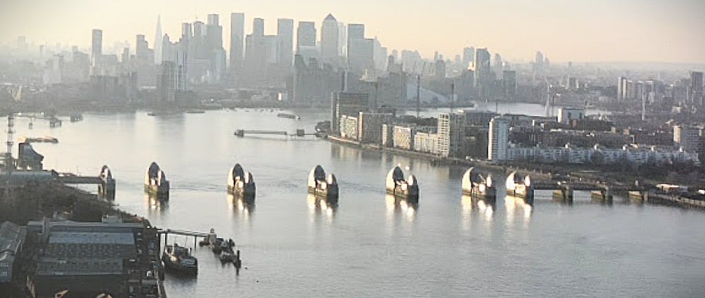 a Thames Barrier é um dos equipamentos que fortalecem a resiliência de Londres