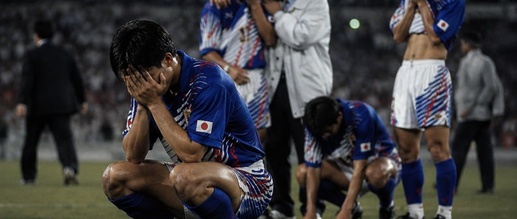 Joueurs japonais effondrés après le Drame de Doha en 1993, tournant majeur de l'histoire du football japonais.