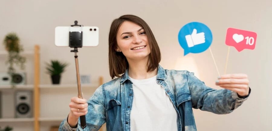 who are social media influencers