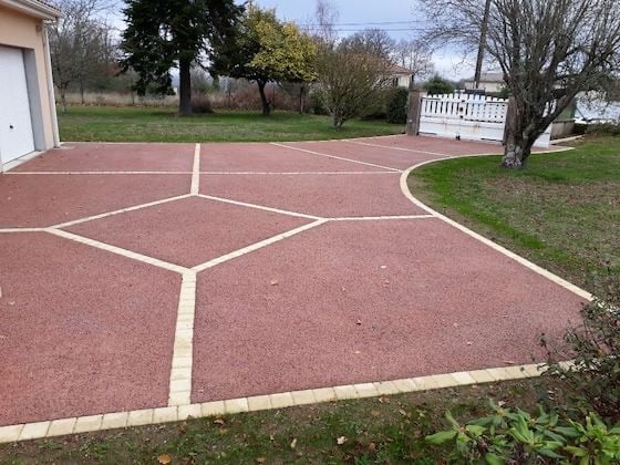 Comme tout béton, la durée de vie d'un béton drainant est de plusieurs dizaines d'années dans la mes