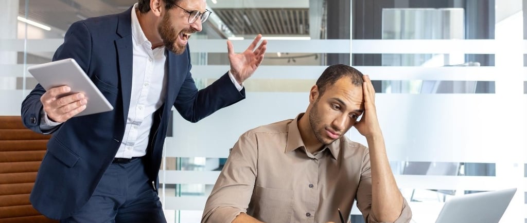 kolega na poslu koji nervira drugog kolegu i stvara mu pritisak, konflikte i stres