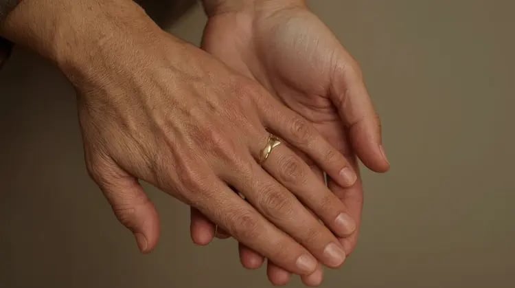 zweier Hände, die sich sanft berühren – ein Symbol für Fürsorge, Nähe und die emotionale Realität pflegender Angehöriger