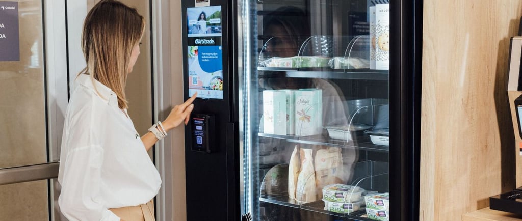 Máquina vending en oficina utilizada por empleados durante una pausa laboral