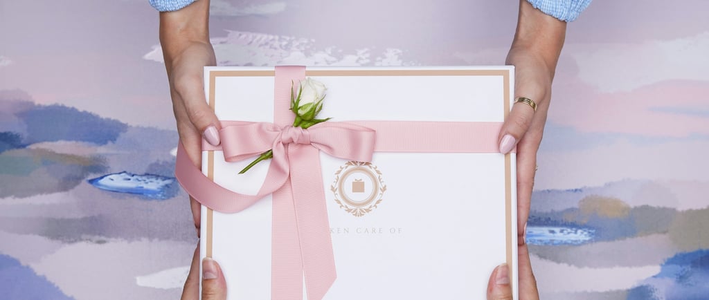 deux main tenant une cadeau avec un ruban rose