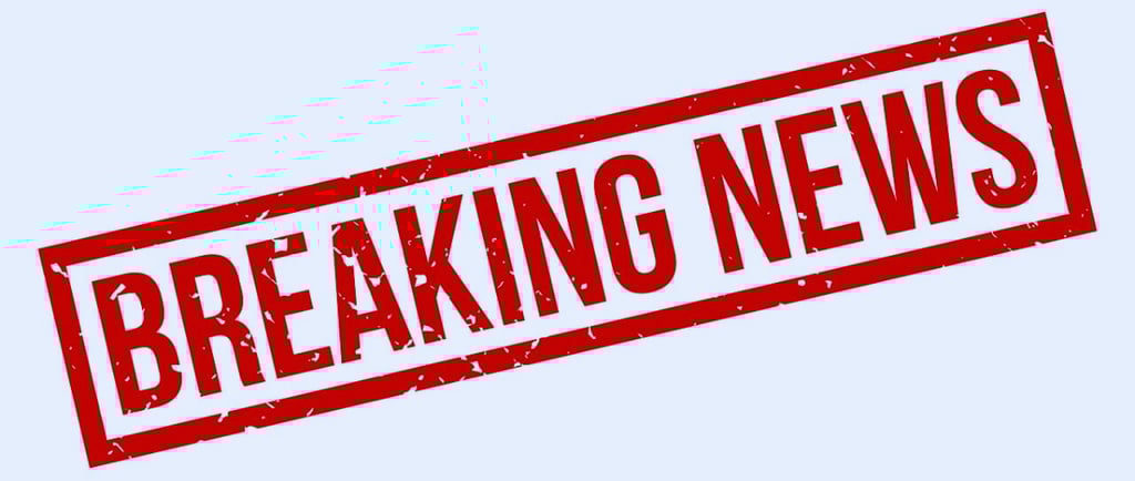 Pile de journaux et magazines représentant les sources médias acceptées par Wikipédia