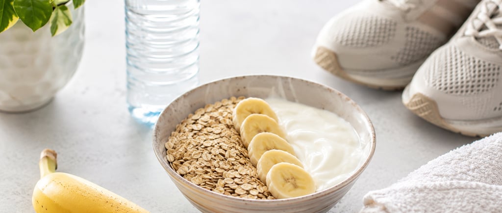 Refeição pré-treino saudável com banana, aveia e iogurte grego