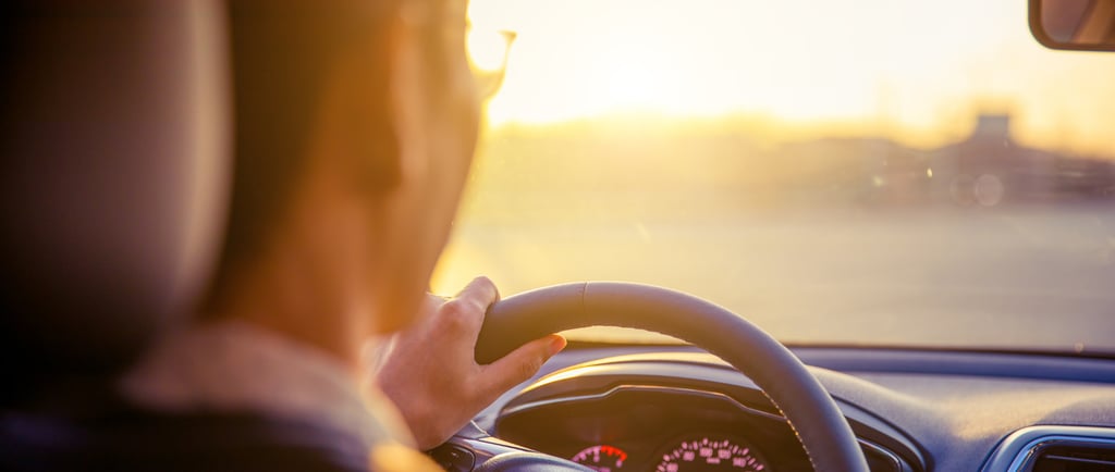 Hombre conduciendo un auto
