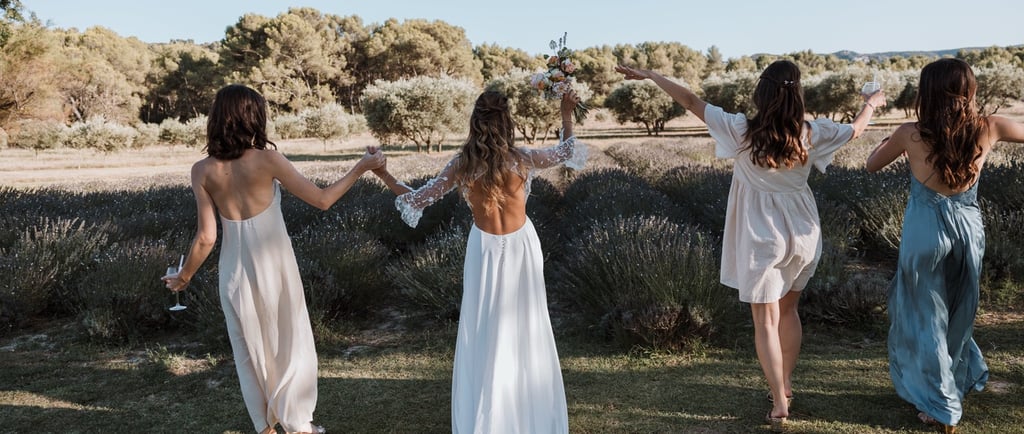 Photo lifestyle de demoiselles d’honneur dans un paysage provençal lors d’un mariage en Provence 