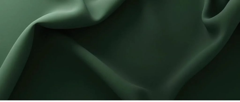 Tecido poliamida verde-escuro, com caimento fluido e sombras suaves, ideal para peças premium