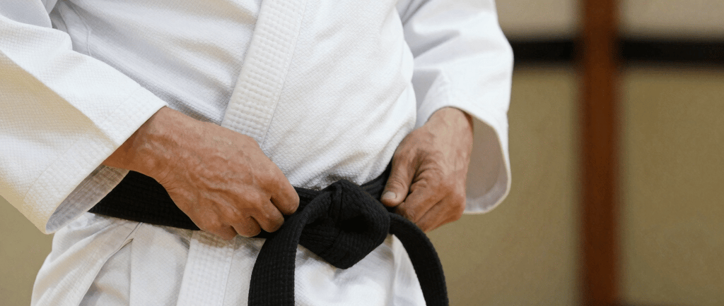 Faixa preta segurando na própria faixa