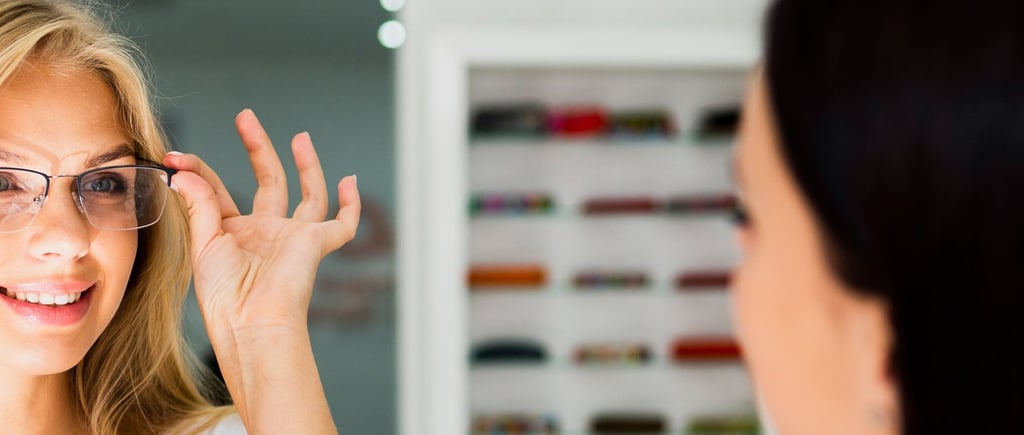 Imagen entrega gafas. Imagen de Freepik.