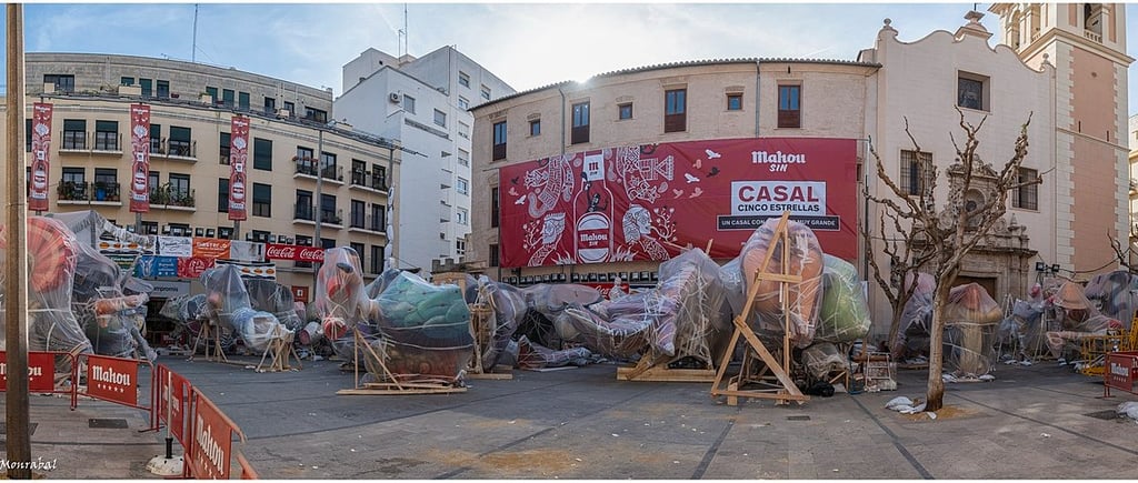 Plantá de la Falla del Pilar. Poner las figuras colocadas en la calle.