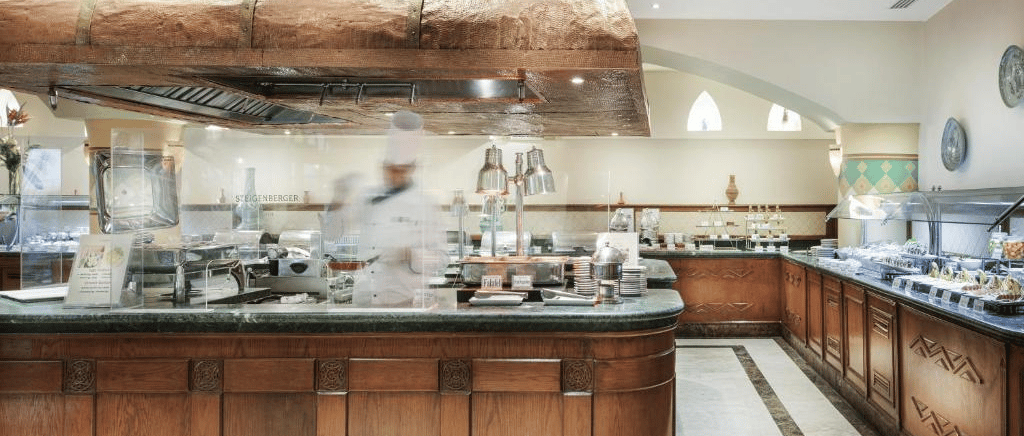 Steigenberger Nile Palace offers events specifically catered to couples.