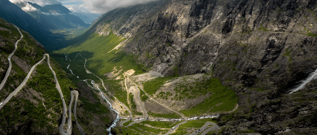 Vista panorâmica da Estrada dos Trolls, rota clássica na Noruega popular entre viajantes de cruzeiro