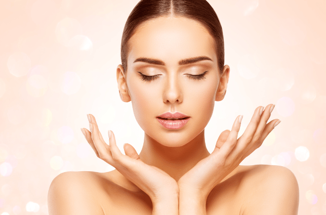 femme avec 2 mains sur visage