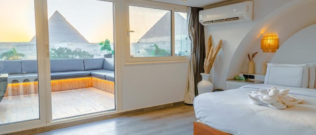 Located just a short distance from the iconic Pyramids of Giza, this hotel boasts breathtaking views