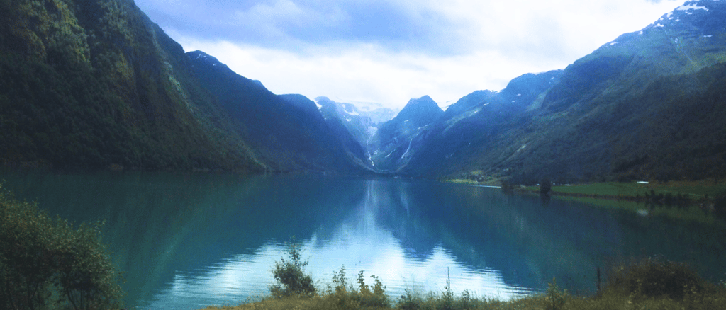 Vista da primeira parada do tour no Lago Loen, Olden, Noruega.