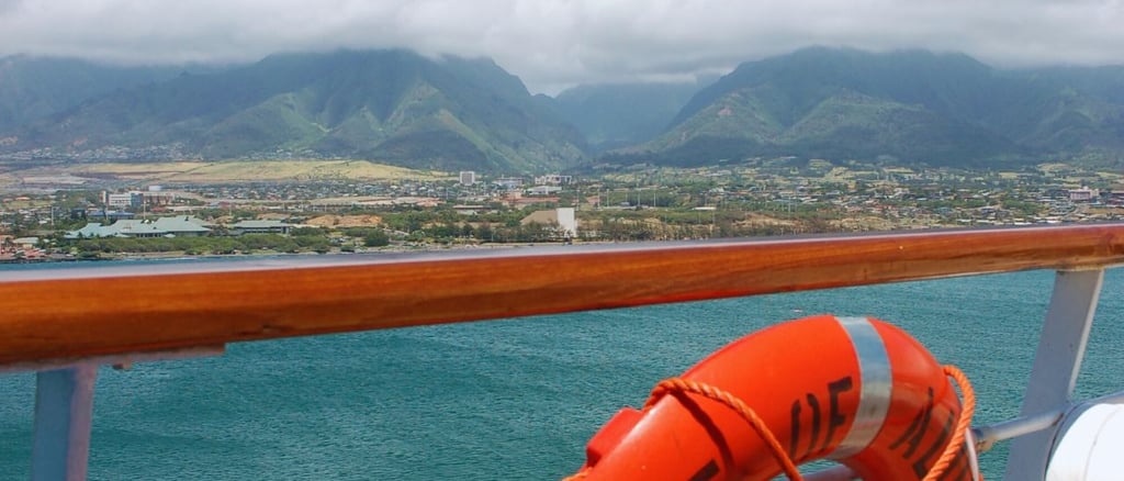 foto do navio navegando por hilo no havai