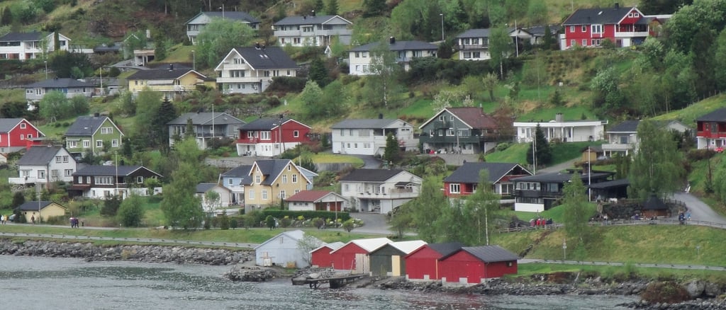 Vista do navio entrando no vilarejo de Olden, Noruega.