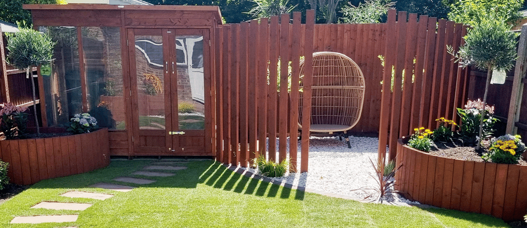 Designer Traditional Modern Circle & Curves Wooden Planters & Modern Screen With Summer House
