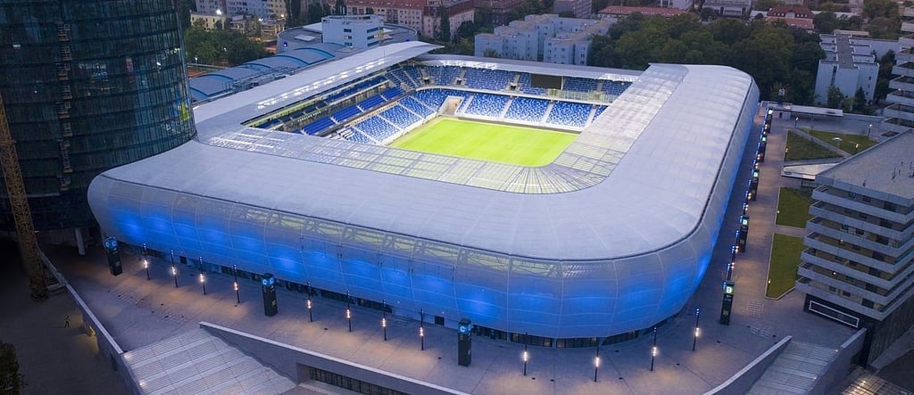 Blick auf das modernisierte Tehelné pole Stadion in Bratislava – Heimat von Slovan Bratislava und Schauplatz großer Fußballmo