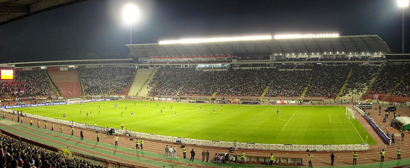 Blick ins Stadion Rajko Mitić mit Fans von Roter Stern Belgrad auf den Tribünen