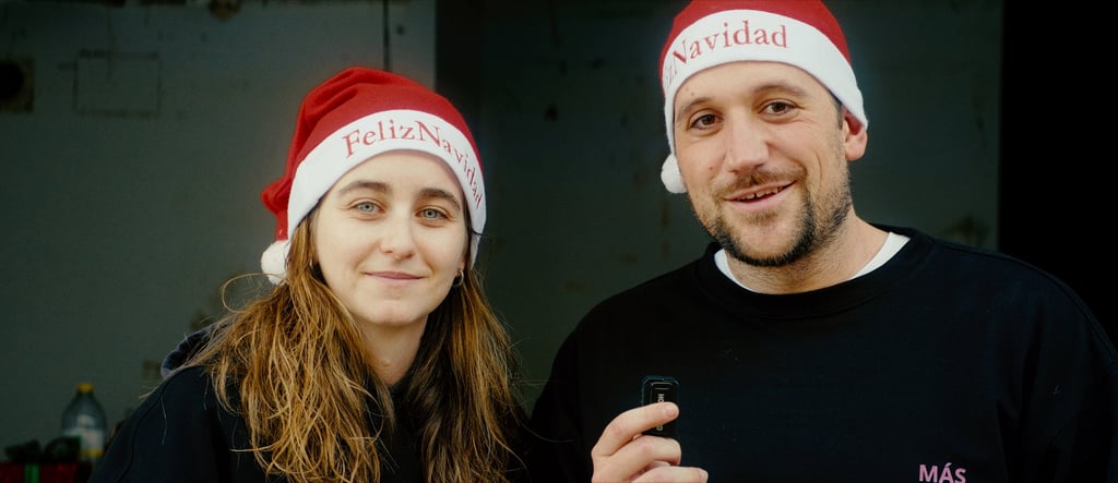 Voluntarios con gorro de navidad en la DANA Valencia