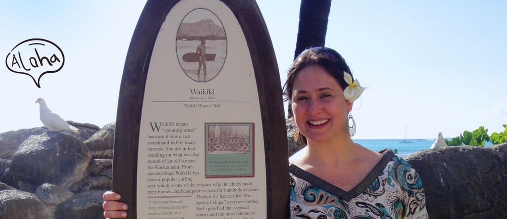 foto da autora na placa de waikiki beach honolulu hawaii