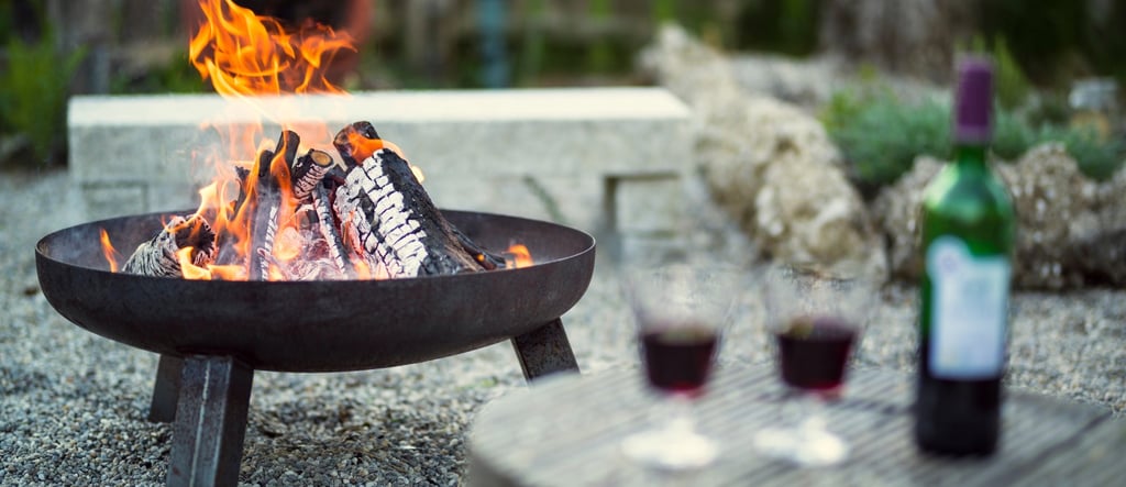 Ambiance du soir dans un gîte dans le sud de la France, feu et vin, calme et nature près de Foix