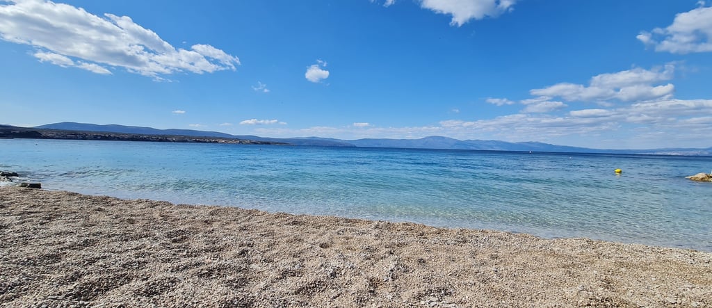 Kristallklares Adriatisches Meer und Kiesstrand bei Malinska
