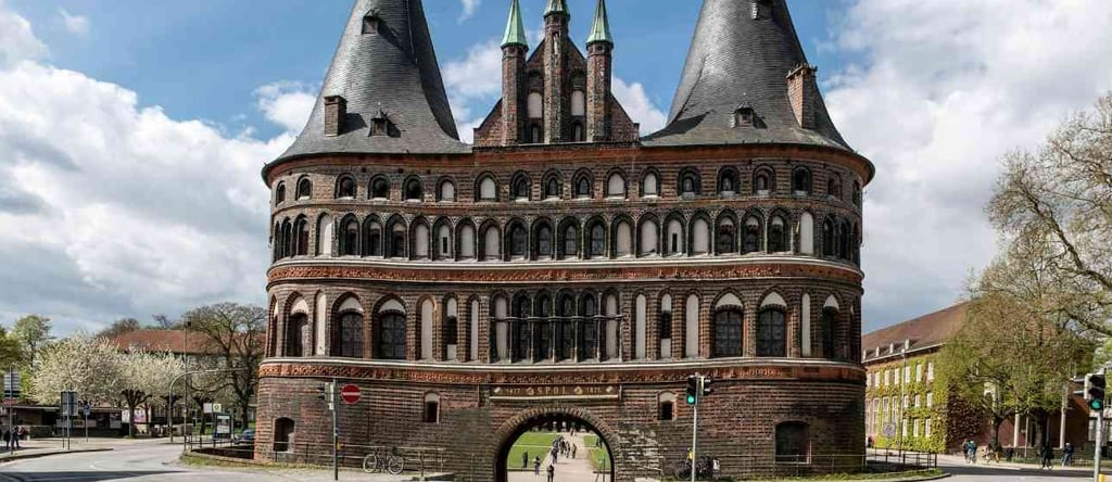 Portão histórico medieval em Lübeck, representando a arquitetura antiga da cidade.