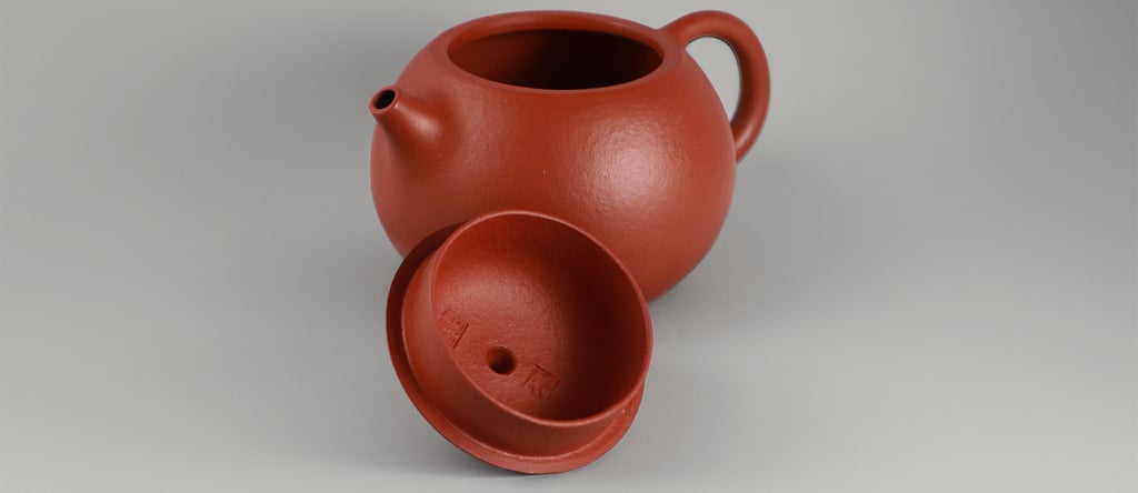 Yixing teapot body and lid placed on the table