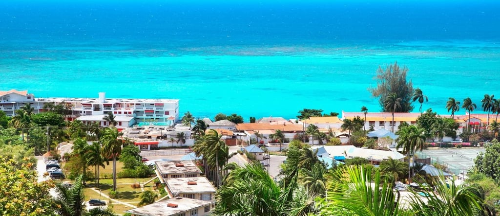 Vista de Montego Bay, Jamaica, com paisagem tropical e águas azul-turquesa