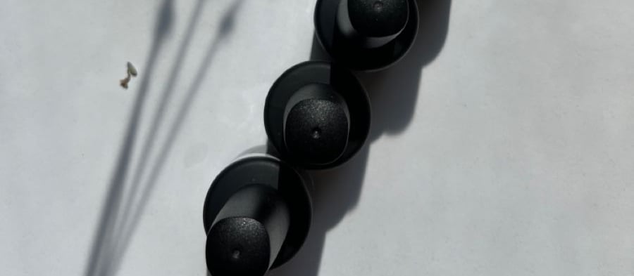 tre basi raffigurati appoggiati su un tavolo bianco