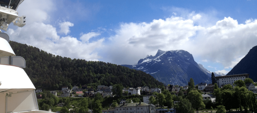 Vista do navio para o fjord em Åndalsnes, Noruega.