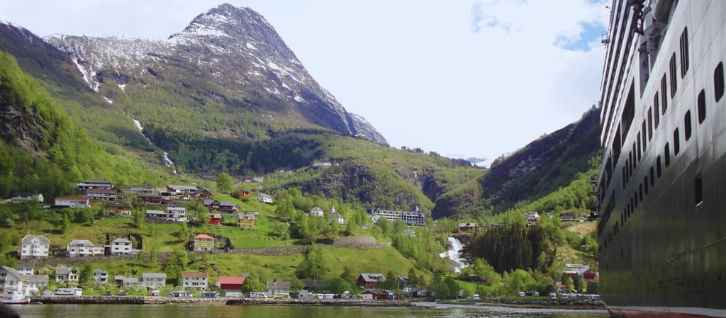 Vista do tender ao lado do navio ancorado em Geiranger, Noruega.