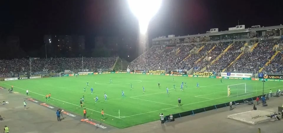 Blick auf das Georgi Asparuhov Stadion in Sofia, Heimat von Levski Sofia, mit Fans auf den Tribünen und Spielfeld im Mittelpu