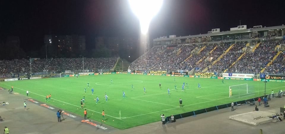 Blick aus der Kurve im Levski-Stadion: blaue Sitzreihen, rauchige Luft, Fanbanner – Fußballromantik mitten in Sofia.