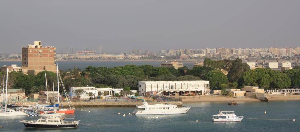 Vista do lago e do pier em Ismailia no Canal de Suez